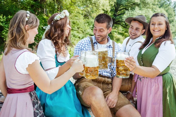 Cinco Amigos Trajes Bávaros Tintinear Vasos Cerveza Divertirse Juntos Aire — Foto de Stock