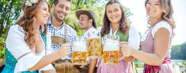 Cinque Amici Costumi Bavaresi Che Accarezzano Bicchieri Birra Divertono Insieme — Foto Stock