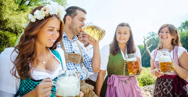 Pět Přátel Bavorských Kostýmech Pije Pivo Baví Spolu Venku — Stock fotografie