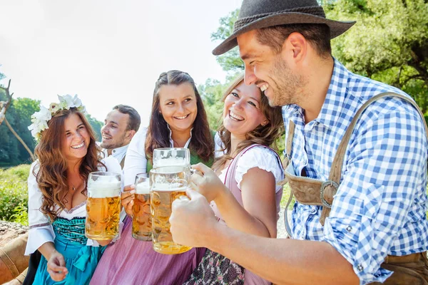 Amici Felici Costumi Bavaresi Che Tengono Bicchieri Birra Divertono Insieme — Foto Stock