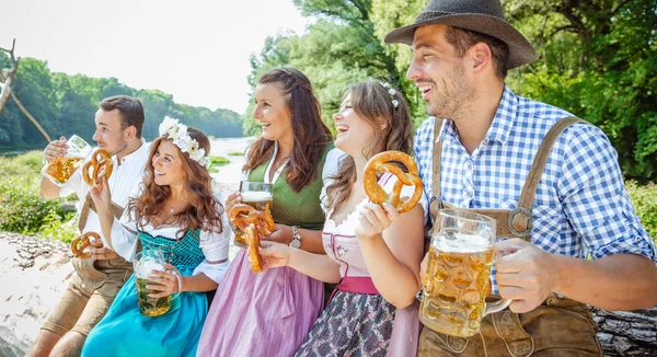 Glada Vänner Bayerska Kostymer Håller Glas Med Pretzels Och Kul — Stockfoto