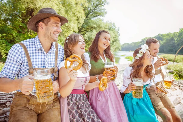 Heureux Amis Costumes Bavarois Tenant Des Verres Bière Avec Bretzels — Photo