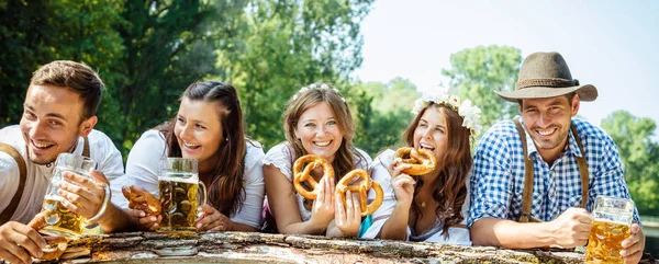 Jovens Amigos Felizes Com Cerveja Pretzels Sorrindo Para Câmera Livre — Fotografia de Stock