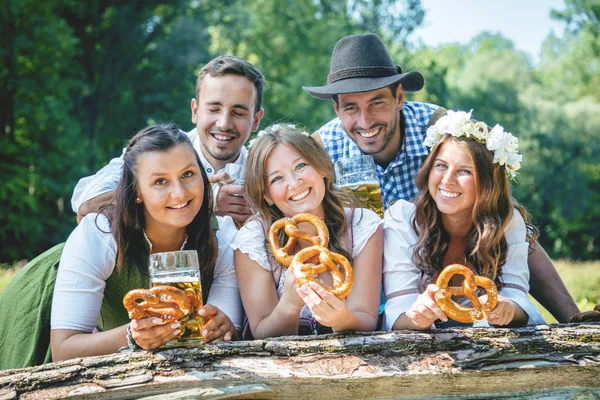 Heureux Jeunes Amis Costumes Bavarois Tenant Bière Avec Bretzels Souriant — Photo