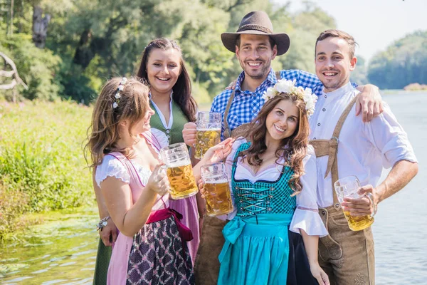 Fröhliche Junge Freunde Bayerischer Tracht Mit Biergläsern Freien Oktoberfest Konzept — Stockfoto