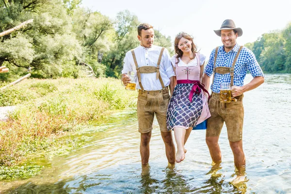 Sorridenti Giovani Amici Costumi Bavaresi Che Tengono Bicchieri Birra Divertono — Foto Stock