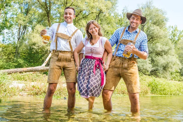 Fröhliche Junge Freunde Bayrischen Trachten Mit Biergläsern Und Spaß Freien — Stockfoto