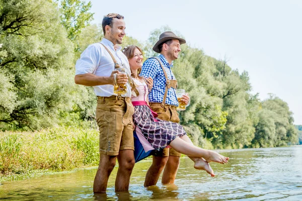 Fröhliche Junge Freunde Bayrischen Trachten Mit Biergläsern Und Spaß Freien — Stockfoto