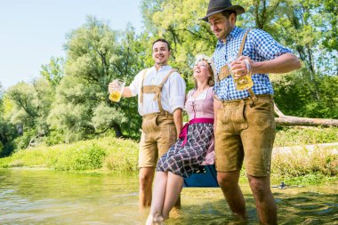 Bavyera kostümleri mutlu genç arkadaşlar bira gözlük tutan ve açık yürüyüş, oktoberfest kavramı  