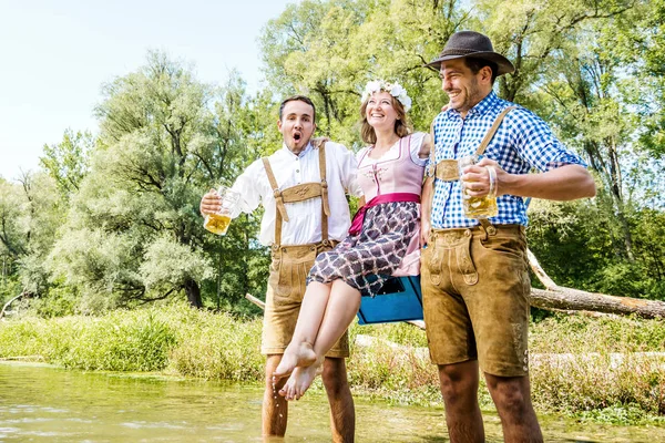 Bavyera kostümleri mutlu genç arkadaşlar bira gözlük tutan ve açık yürüyüş, oktoberfest kavramı 