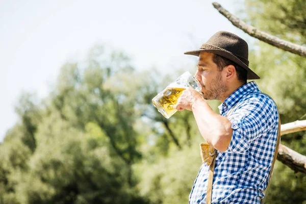 Vista Lateral Homem Traje Bávaro Beber Cerveja Livre — Fotografia de Stock