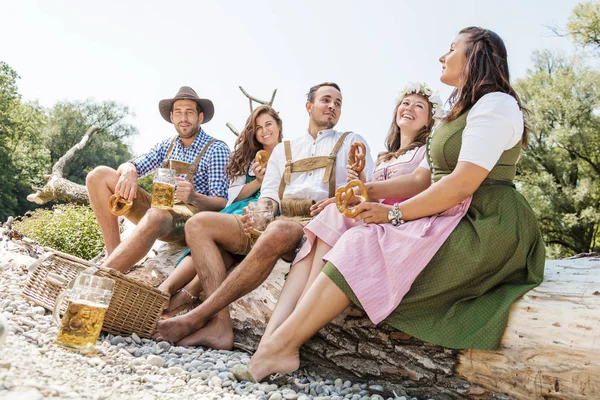 Tiefblick Auf Glückliche Junge Freunde Bayrischen Kostümen Die Freien Bier — Stockfoto