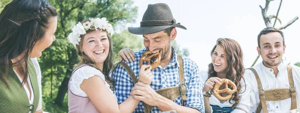 Glückliche Freunde Bayerischen Trachten Beim Brezelessen Freien — Stockfoto