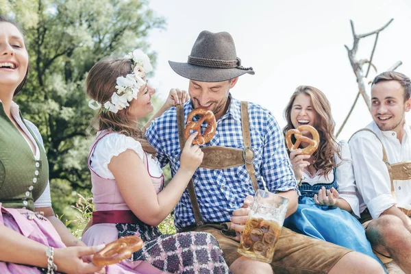 Glückliche Freunde Bayerischen Trachten Beim Brezelessen Freien — Stockfoto