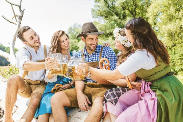 Fröhliche Junge Freunde Bayerischen Trachten Klimpern Draußen Mit Biergläsern — Stockfoto