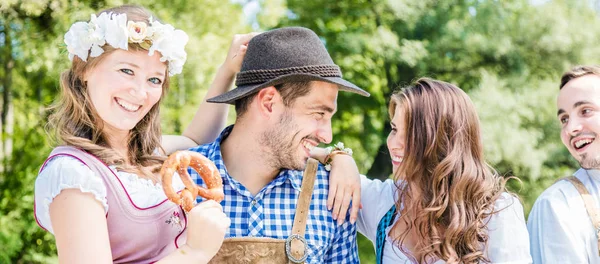 Gelukkig Man Vrouw Vrienden Beierse Kostuums Hebben Plezier Samen Buiten — Stockfoto