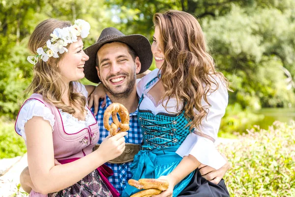 Felice Amici Costumi Bavaresi Con Pretzels Divertirsi Insieme All Aperto — Foto Stock