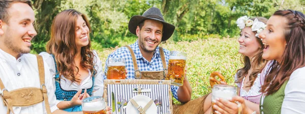 Felici Giovani Amici Costumi Bavaresi Che Tengono Bicchieri Birra Seduti — Foto Stock