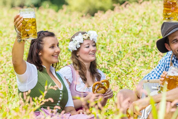 Amigos Felices Con Trajes Bávaros Bebiendo Cerveza Divertiéndose Juntos Aire — Foto de Stock