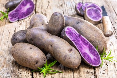 ahşap masada taze ham mor patates yakından görünümü 