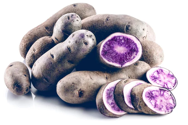 Vista Cerca Patatas Frescas Crudas Vitolette Noir Moradas Sobre Fondo — Foto de Stock