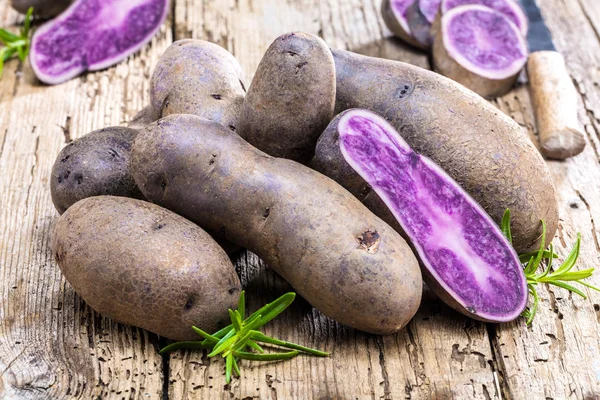 Крупним Планом Вид Свіжої Сирої Фіолетової Картоплі Дерев Яному Столі — стокове фото