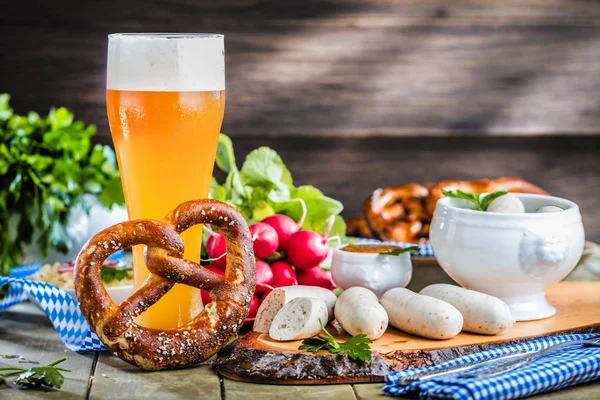 Glas Bier Brezeln Gemüse Und Würstchen Auf Dem Tisch — Stockfoto