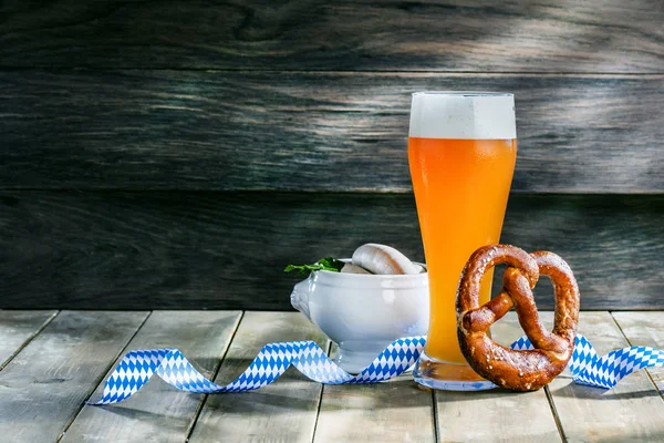 Copo Cerveja Pretzel Deliciosas Salsichas Tigela Mesa Madeira — Fotografia de Stock