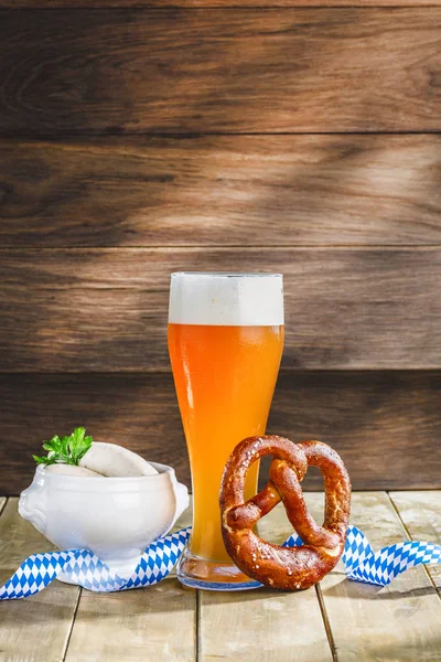 Copo Cerveja Pretzel Deliciosas Salsichas Tigela Mesa Madeira — Fotografia de Stock