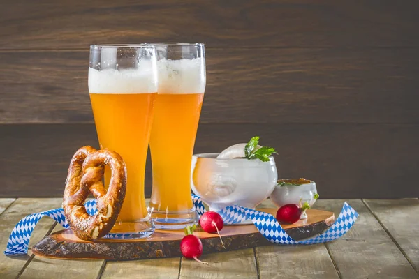 Copos Cerveja Pretzel Rabanetes Frescos Mesa Madeira — Fotografia de Stock