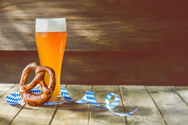 Glas Bier Smakelijke Krakeling Houten Tafel — Stockfoto