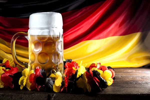 Gelas Penuh Bir Dingin Bunga Meja Kayu Dan Bendera Jerman — Stok Foto