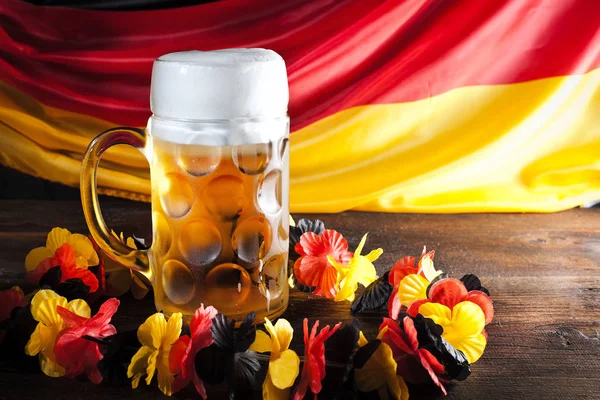 Nahaufnahme Von Glas Voller Bier Und Blumen Auf Holztisch Und — Stockfoto