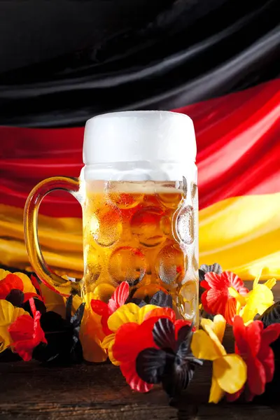 Nahaufnahme Von Glas Voller Bier Und Blumen Auf Holztisch Und — Stockfoto