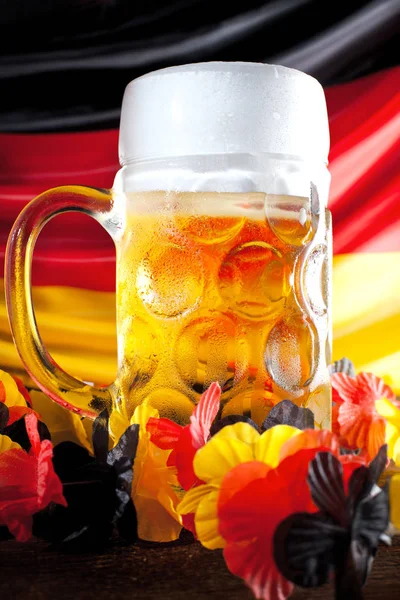 Glas Bier Und Blumen Auf Holztisch Und Deutschlandfahne — Stockfoto