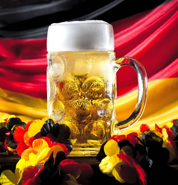 Glas Frisches Kaltes Bier Blumen Und Deutsche Fahne — Stockfoto