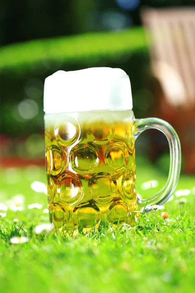 Nahaufnahme Eines Bierglases Auf Grünem Gras Sonnigen Tagen — Stockfoto