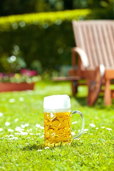 Close Van Het Glas Bier Groen Gras Zonnige Dag — Stockfoto