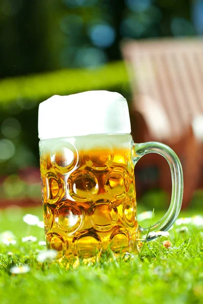 Nahaufnahme Eines Bierglases Auf Dem Grünen Rasen Sommer — Stockfoto