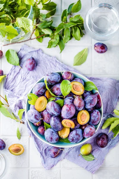 Toppvy Tallrik Med Färska Mogna Plommon Bordet — Stockfoto