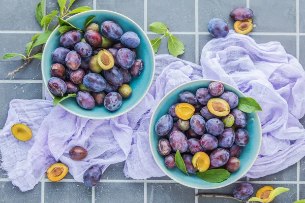 masada taze olgun erik ile tabaküst görünümü 