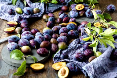 kasede yeşil yaprakları ile taze olgun erik yakın çekim görünümü