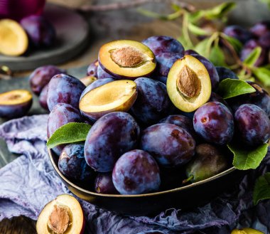 kasede yeşil yaprakları ile taze olgun erik yakın çekim görünümü