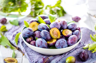 kasede yeşil yaprakları ile taze olgun erik yakın çekim görünümü