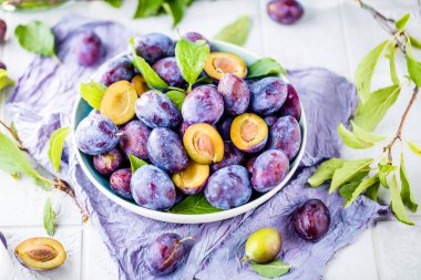 masada kase taze olgun sulu erik üst görünümü 