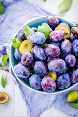 masada kase taze olgun sulu erik üst görünümü 