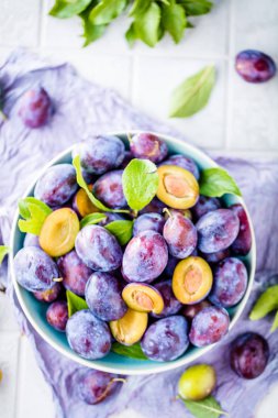 masada kase taze organik sulu erik üst görünümü 