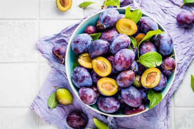 masada kase taze organik sulu erik üst görünümü