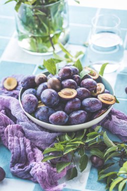 masada kase taze olgun sulu erik yakın çekim görünümü