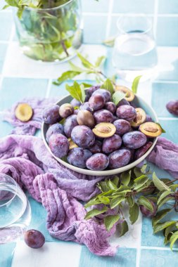 masada kase taze olgun sulu erik yakın çekim görünümü